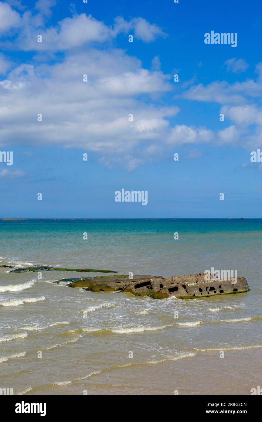 Überreste einer Brücke am Strand, untere Normandie, D-Day, Operation Überlastung, 2., Mulberry Harbour, Allied Landings, 1944. Juni, 2. Weltkrieg Stockfoto