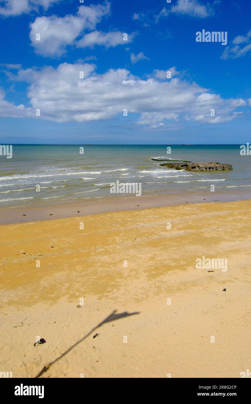 Überreste einer Brücke am Strand, untere Normandie, D-Day, Operation Überlastung, 2., Mulberry Harbour, Allied Landings, 1944. Juni, 2. Weltkrieg Stockfoto