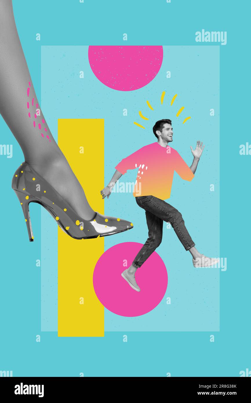 Kreatives Kunstwerk Poster Banner Collage eines jungen Mannes, der schnell von großen High Heels wegläuft, tritt ihm das Woman Strength Concept Stockfoto