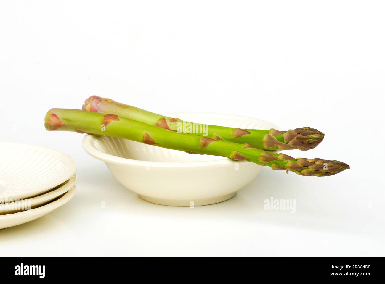 Grüner Spargel (Spargel officinalis) auf der Schale, grün Stockfoto