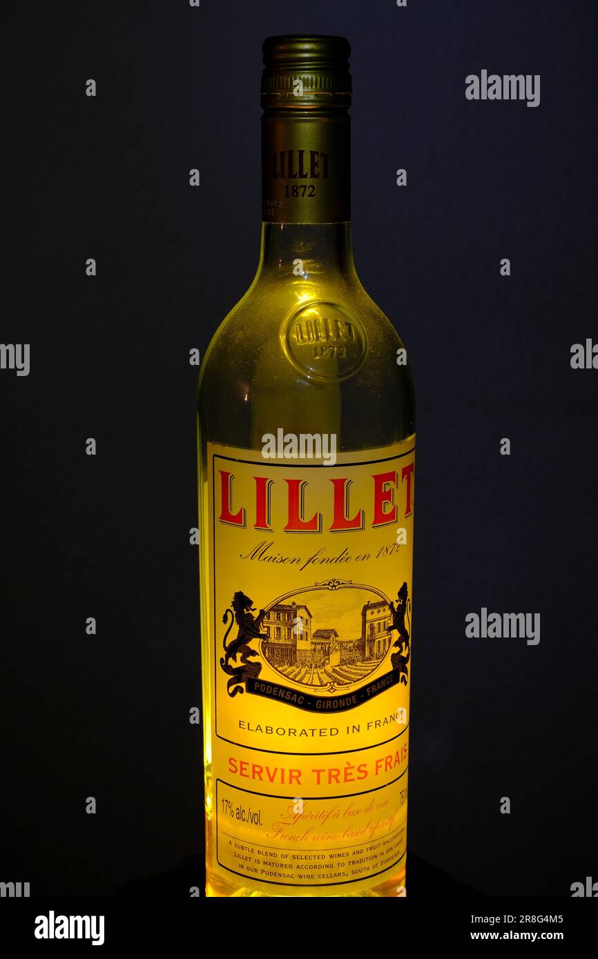 Lillet-Flasche, gekürzt, schwarzer Hintergrund, Nordrhein-Westfalen, Deutschland Stockfoto