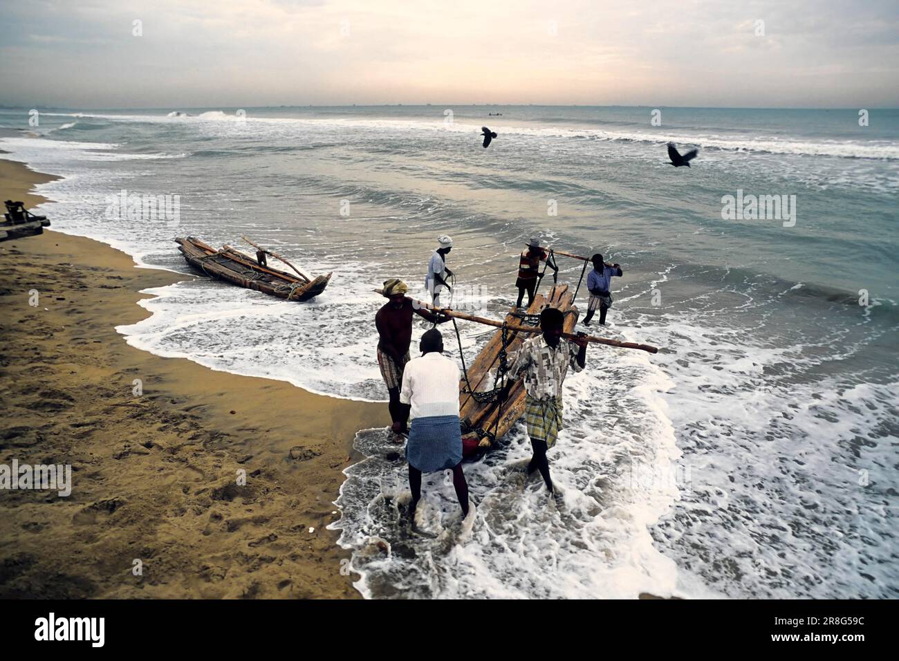 Fischer bei der Arbeit, Marina Beach, Bay of Bengal, Chennai, Tamil Nadu, Indien, Asien Stockfoto