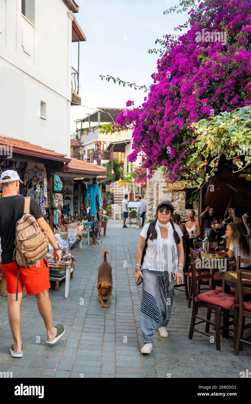 KAS, Türkei - 7. Juni 2023 : Menschen auf der alten Straße in der Stadt