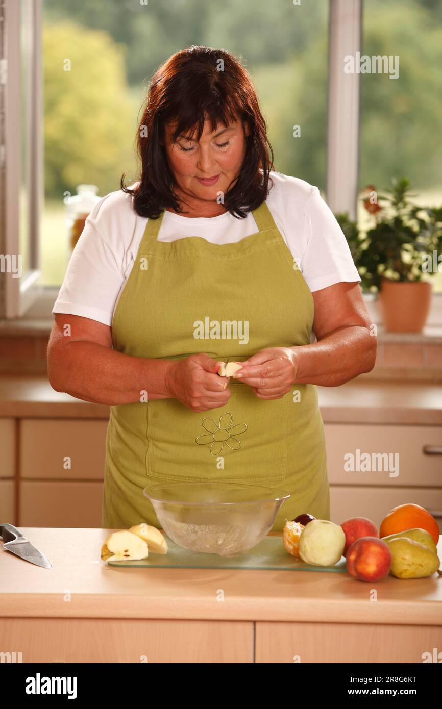 Frau bereitet Obstsalat zu, Messer, Schneiden, Vorbereiten, Schüsseln, Klein schneiden Stockfoto