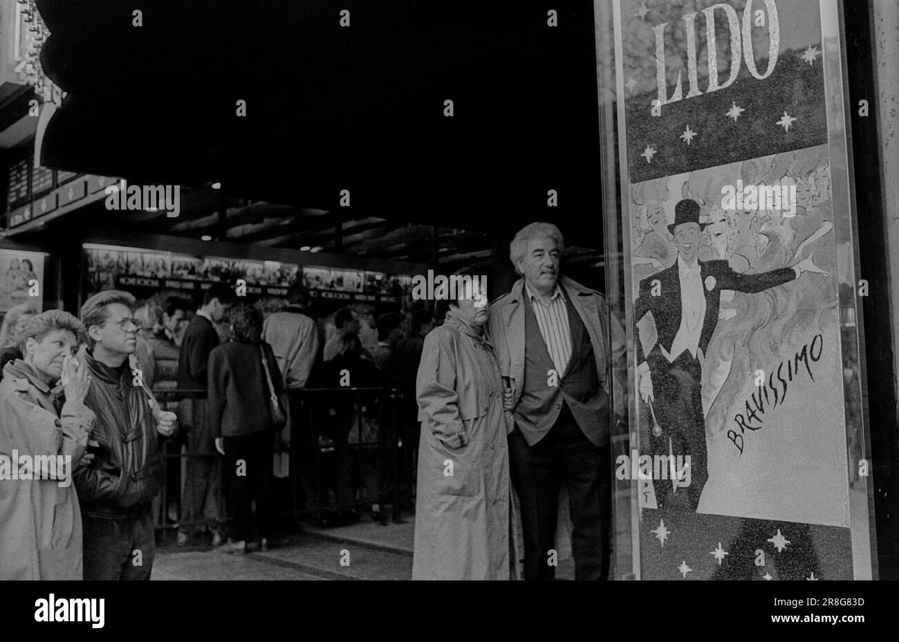 Frankreich, Paris, 25.03.1990, Franzosen stehen vor einem Kino in Europa Stockfoto