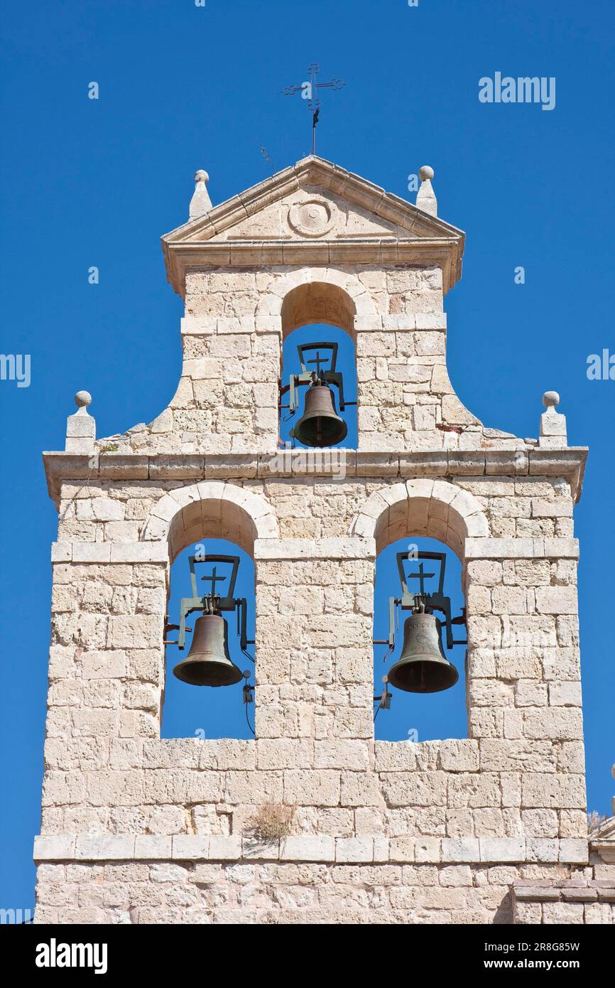 Fassade der Iglesia San Nicolas mit Kirchenglocken, San Juan de Ortega, Castilla y Leon, Provinz Burgos, Spanien Stockfoto