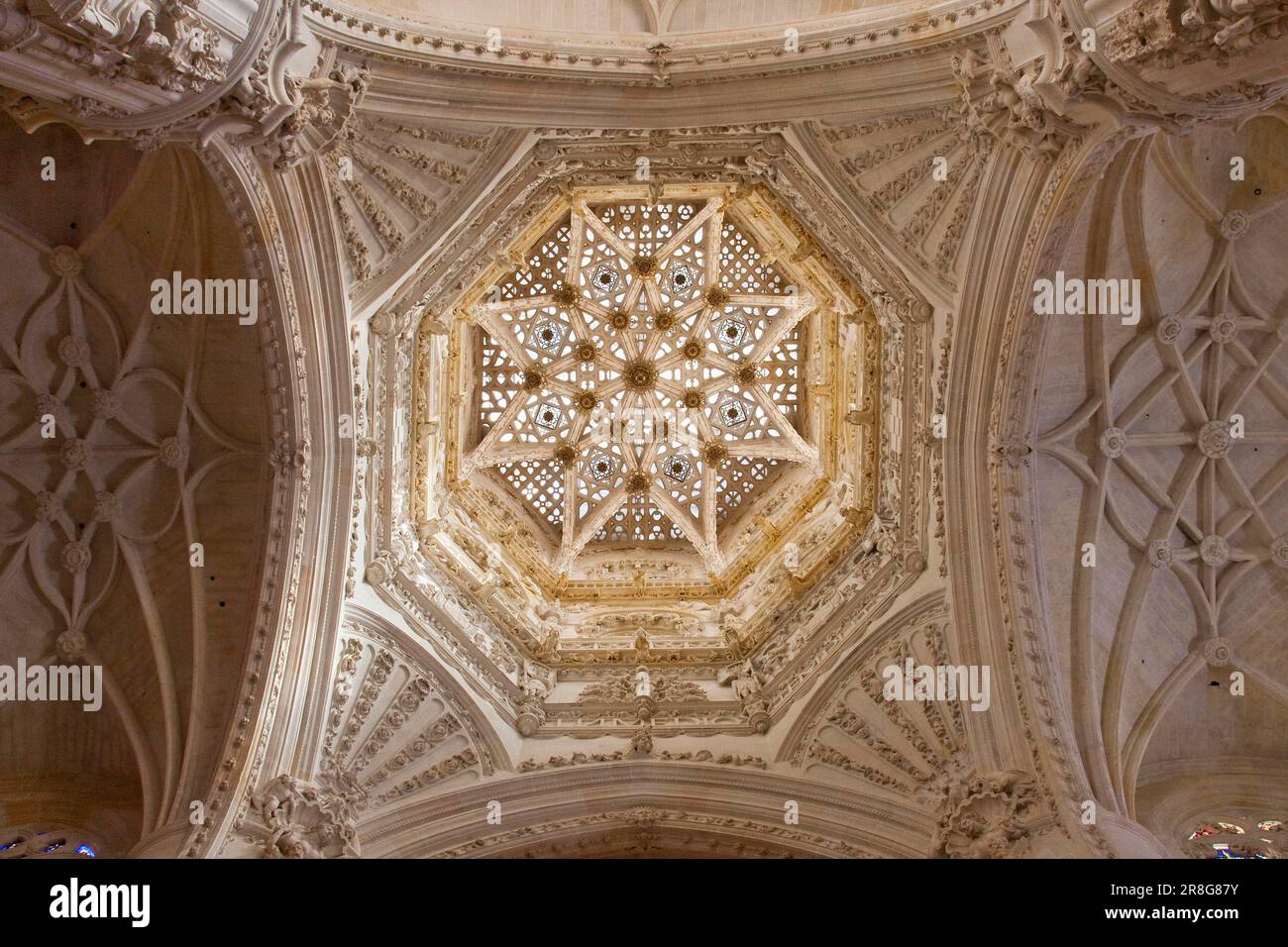 Herrliches gewölbtes Gewölbe im Kreuzungsturm der Kathedrale von Burgos, Kastilien und Leon, Provinz Burgos, Spanien Stockfoto