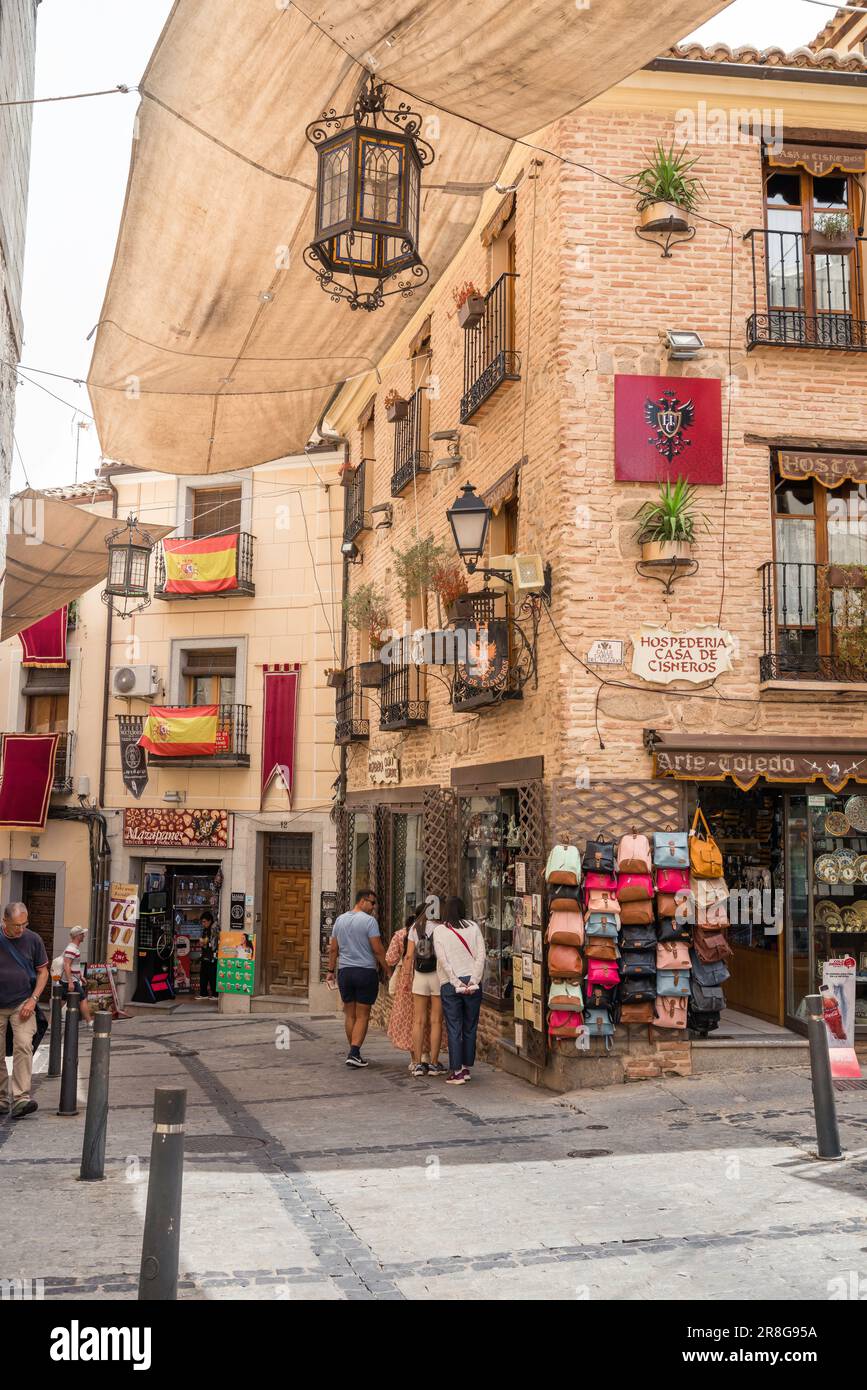 Toledo Shopping, Blick auf die Menschen, die in der Calle Cardenal Cisneros, einer beliebten Einkaufsstraße in der historischen Altstadt von Toledo, Spanien, spazieren gehen Stockfoto
