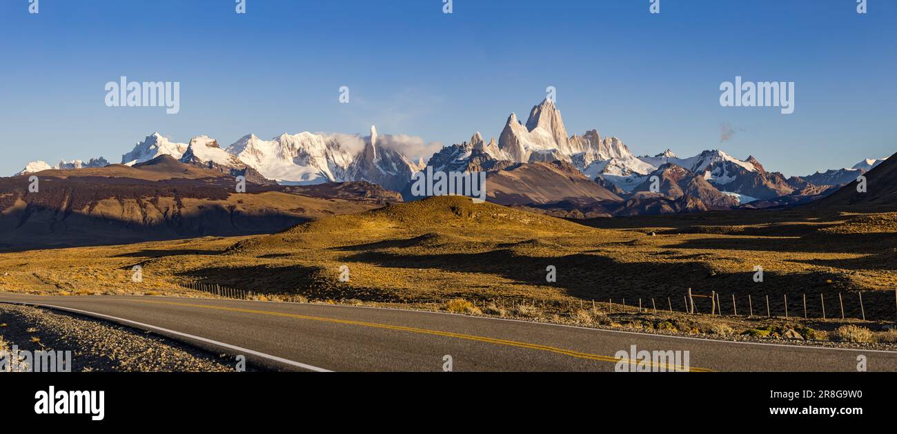 Bergpanorama an der Ruta 23 mit Bergkette Fitz Roy und Cerro Torre im Nationalpark Los Glaciares an der argentinisch-chilenischen Grenze, Pa Stockfoto