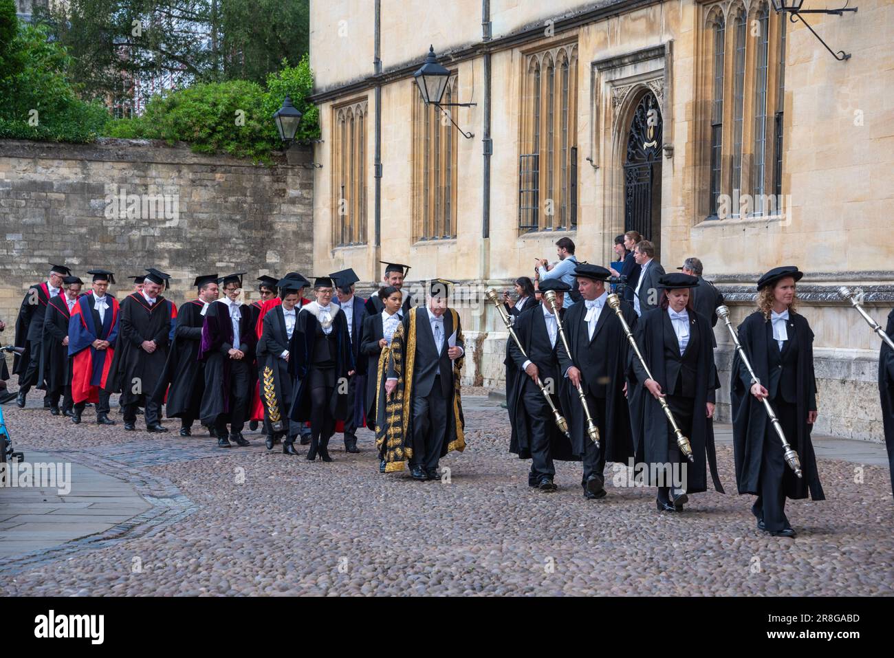 Oxford University, Oxford, Vereinigtes Königreich, 21. Juni 2023. Lord Chris Patten (Zentrum) leitet den Hauptteil der Encenia Procession durch den Radcliffe Square zum Sheldonian Theatre, bevor die Encenia Ceremony stattfindet, bei der die Ehrengrade der Oxford University verliehen werden. Zu den 2023 Empfängern gehören Prof. Paul Gilroy, Autor Val McDermid, Prof. Sir Simon Schama, Prof. Stephen Furber, Prof. Frances Arnold und Prof. Malik Pieris. Encenia ist eine alte Zeremonie, die jeden Juni stattfindet. Kredit: Martin Anderson/Alamy Live News Stockfoto