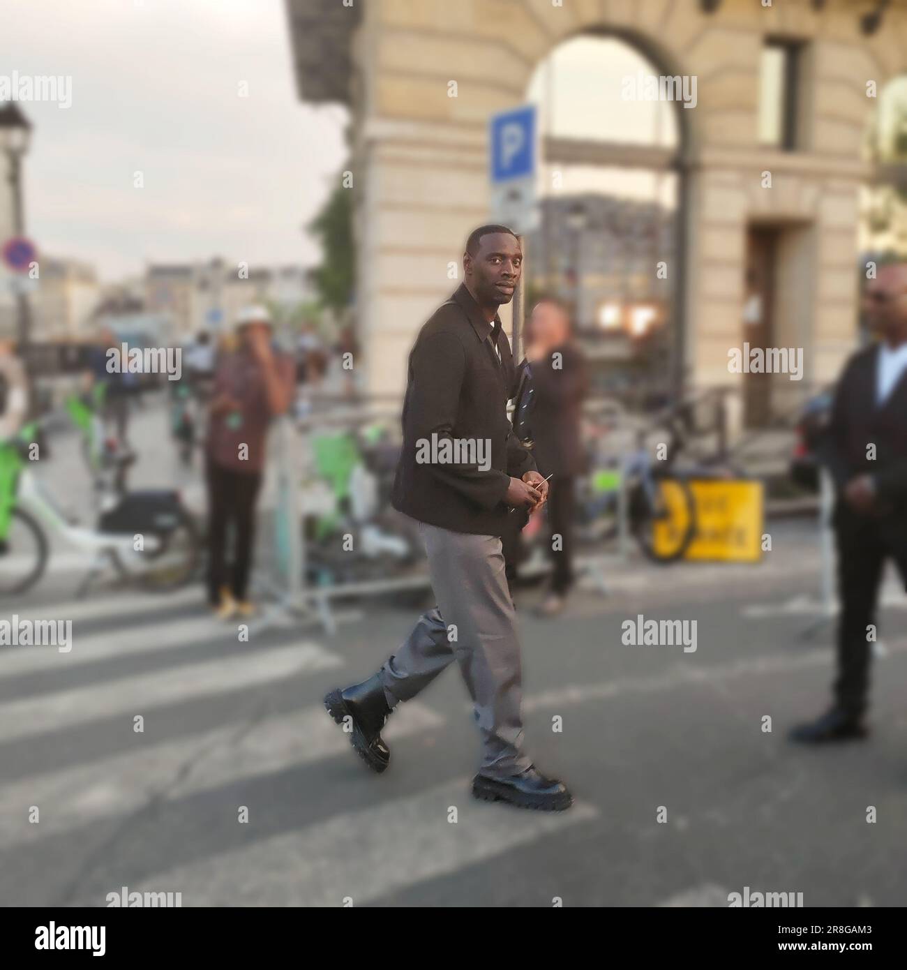 Omar Sy apercou en train de se rendre du défilé de Mode masculin prêt à porter printemps/été 2024 de la maison Louis Vuitton à Paris le 20 juin 2023. Stockfoto