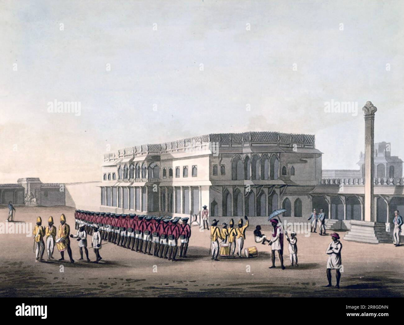 OSTINDIEN-FIRMA Sepoys in roten Mänteln auf dem Gelände des ehemaligen Sommerpalastes von Tipu Sultan in Bangalore im Jahr 1804. Unternehmensbeamte beobachten die Vorgänge auf der rechten Seite. Stockfoto