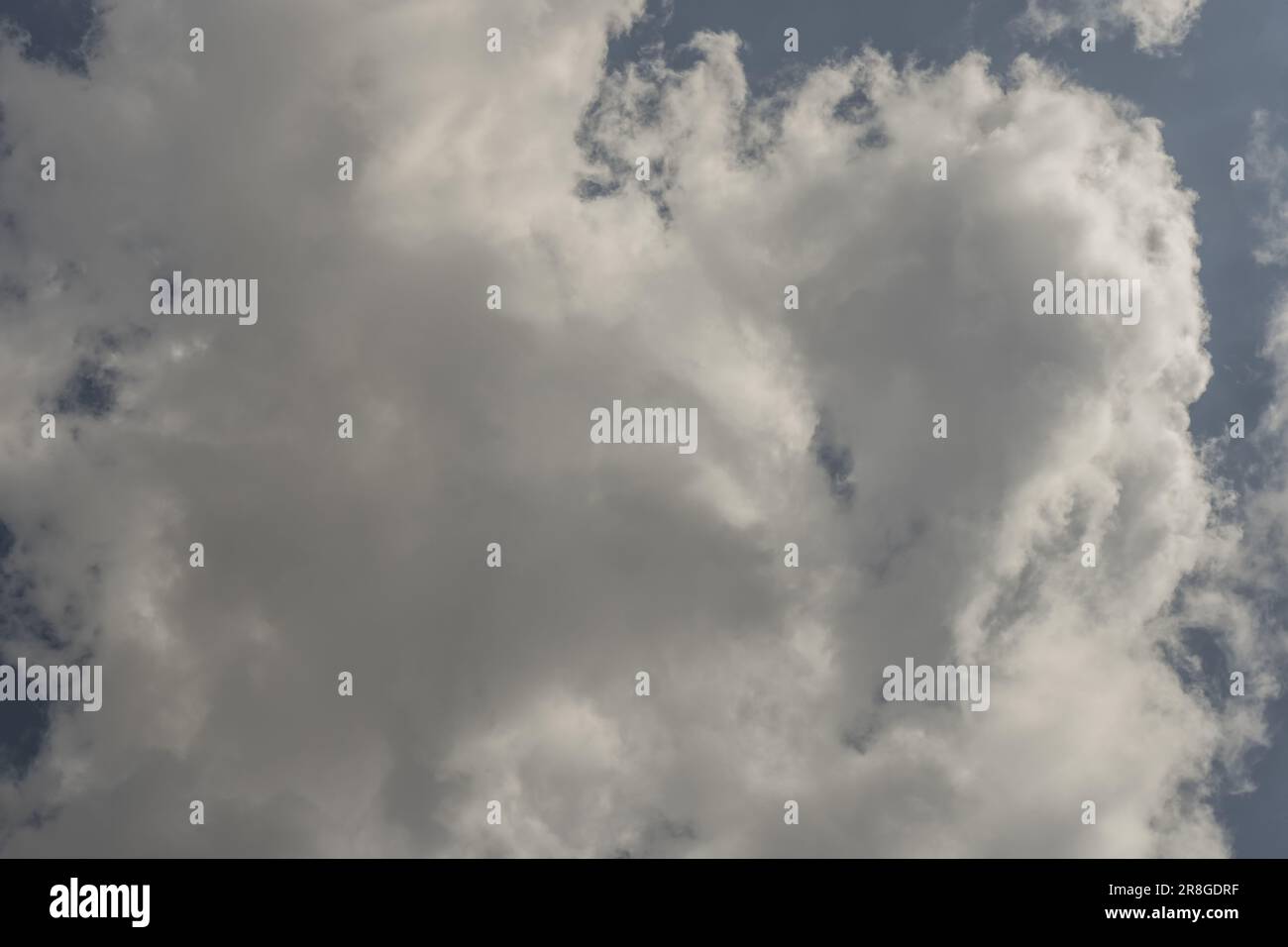 Himmlische Landschaft mit großen weißen Wolken. Hintergrundtextur des Vektorhimmels Stockfoto