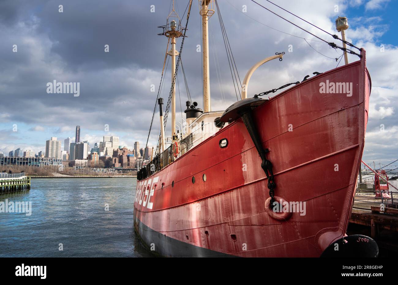 Die Ambrose, ein historisches Schiff, das am South Street Seaport in New York City angelegt hat. Das 1907 erbaute Ambrose diente als Leuchtturmtaucher und Pilot B. Stockfoto