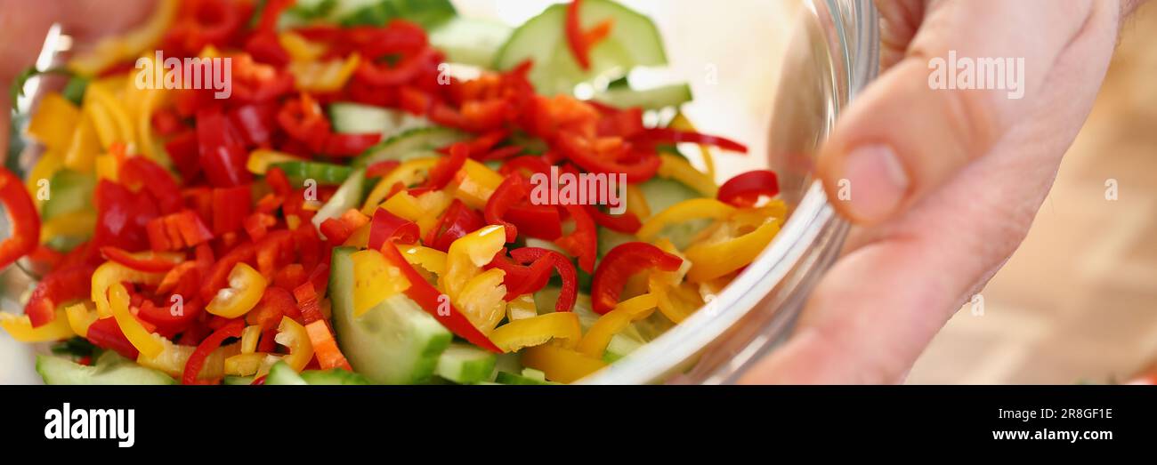 Buntes Gemüse in Glassalatschüssel, Nahaufnahme Stockfoto