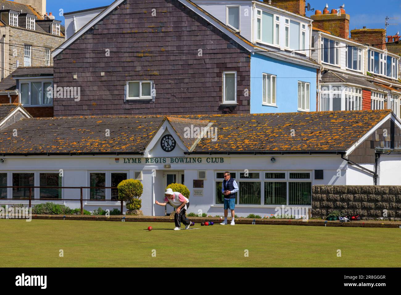 Crown Green Bowling im Lyme Regis Bowling Club an der Jurassic Coast, Dorset, England, Großbritannien Stockfoto