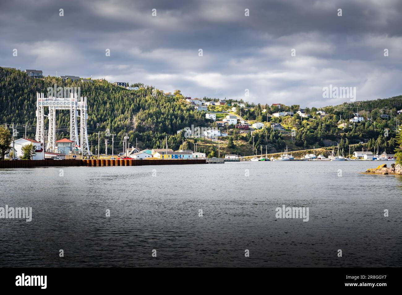 Blick auf die Stadt Placentia mit Blick auf die Häuser an der Ostküste und die Sir Ambrose Shea Lift Bridge in Neufundland, Kanada. Stockfoto