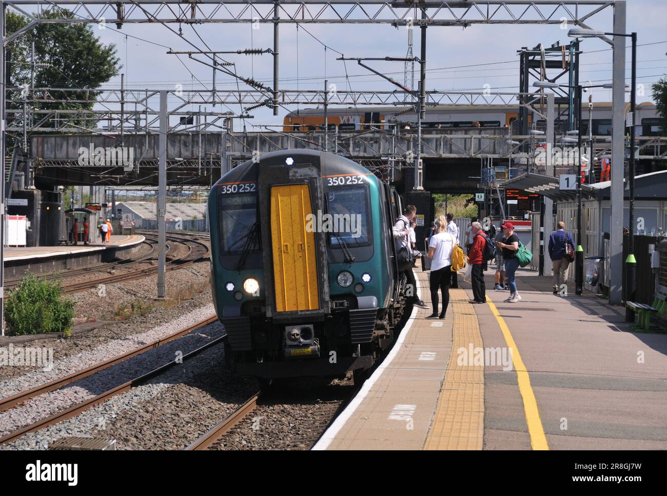 Die West Coast Main Line trifft Cross City am Bahnhof Lichfield Trent Valley am 15. Juli 2019 mit den Zügen der West Midlands an den Bahnhöfen 1 und 3 (HL) Stockfoto