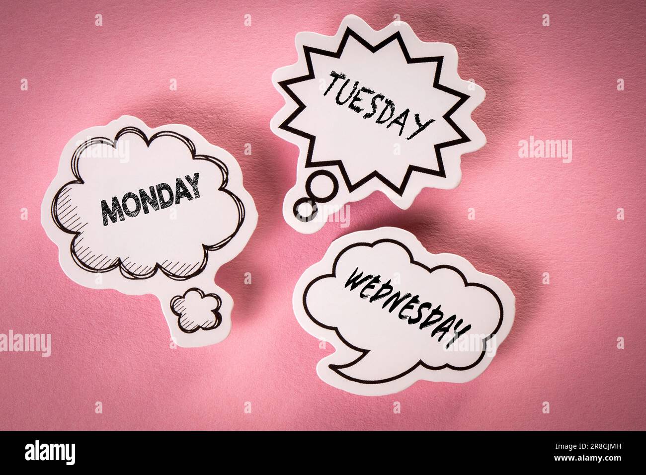 MONTAG, DIENSTAG, MITTWOCH. Sprechblasen mit Text auf pinkfarbenem Hintergrund. Stockfoto