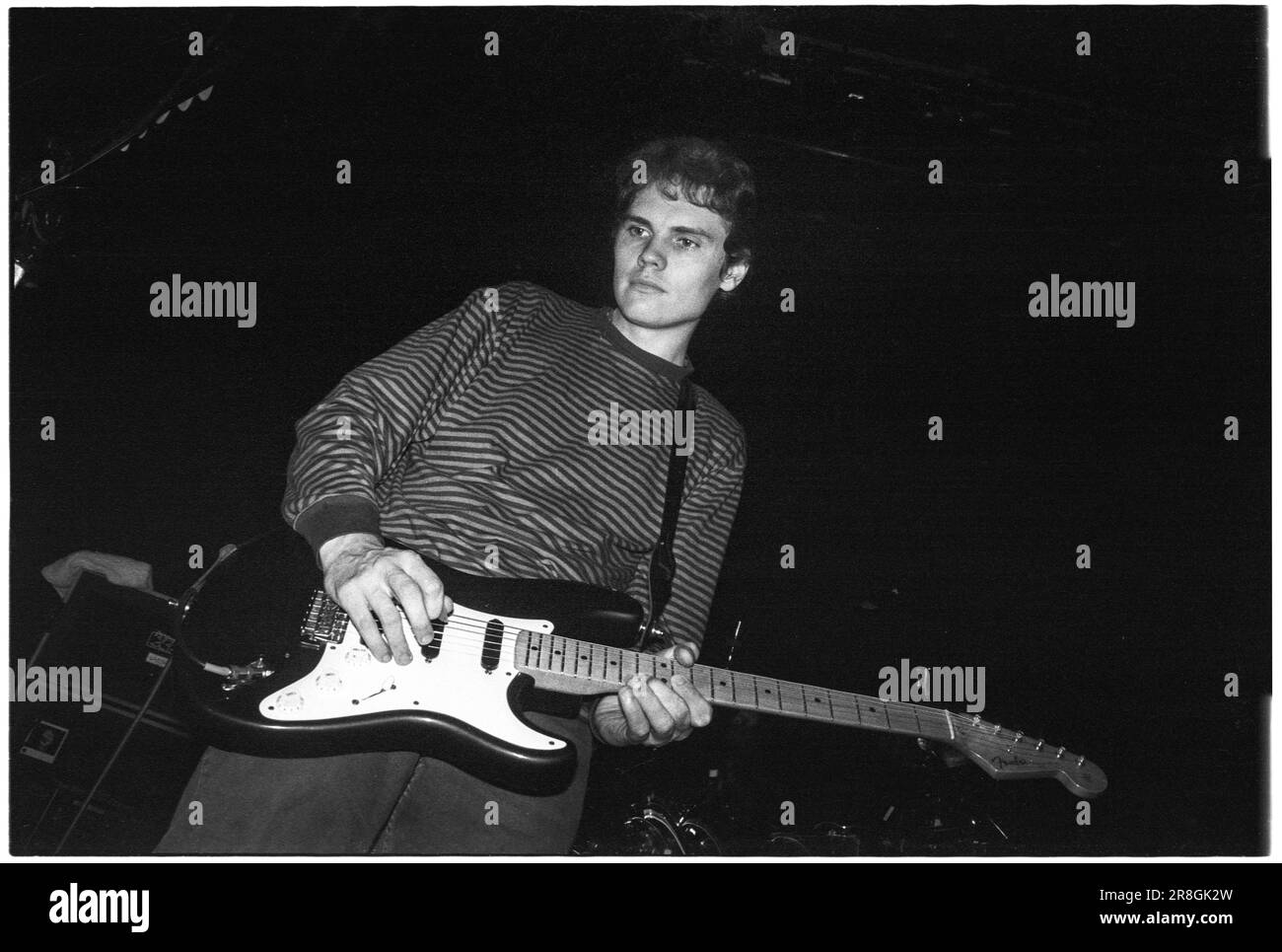 Billy Corgan von Smashing Pumpkins spielt die siamesische Traumtour in der Großen Halle der Cardiff University, Wales, September 22 1993. Foto: Rob Watkins. HINWEIS: Dieser 30 Jahre alte Negativsaldo weist einige Mängel auf. Stockfoto