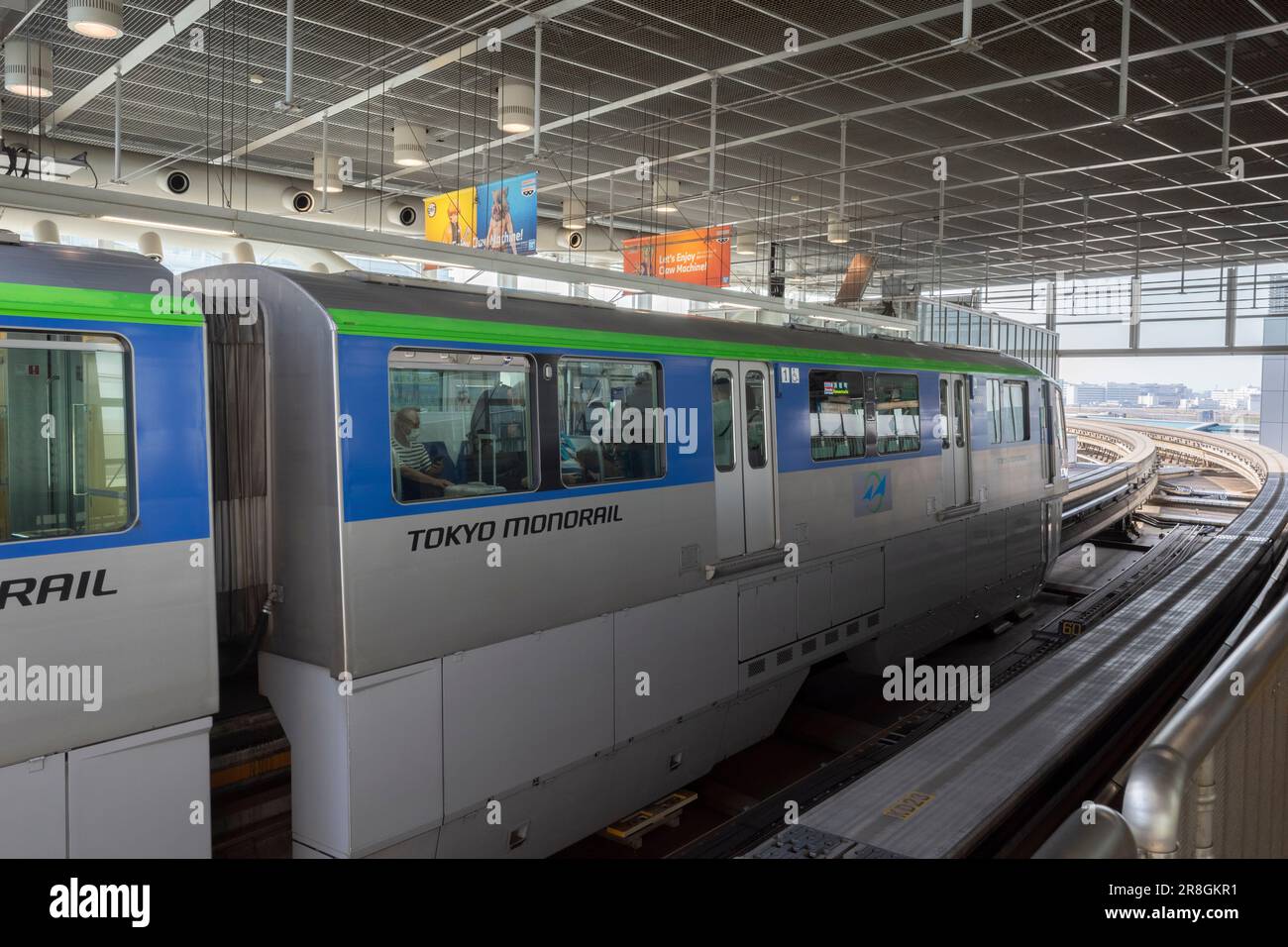 Tokio, Japan. 22. März 2023. Pendler, Touristen und Fluggäste fahren gleichermaßen mit der Tokyo Monorail vom Flughafen Haneda nach HamamatsuchÅ. Die Tokyo Monorail (æ±ä°¬ãƒ¢ãƒŽãƒ¬ãƒ¼ãƒ«) ist eine 17,8 Kilometer lange 11,1 Monorail-Linie mit gespreiztem Balken in Tokio, Japan. Es handelt sich um eine Flughafenbahnverbindung, die den internationalen Flughafen Tokio mit den Bezirken ÅŒta, Shinagawa und Minato verbindet. Die Strecke verfügt über 11 Stationen und wird mit einer Durchschnittsgeschwindigkeit von 45 km/h (28 mph) betrieben. Die Tokyo Monorail ist eine beliebte Art, zum und vom Flughafen Haneda zu gelangen, und bietet einen atemberaubenden Blick auf die Stadt. Die Linie ist vollständig autom Stockfoto