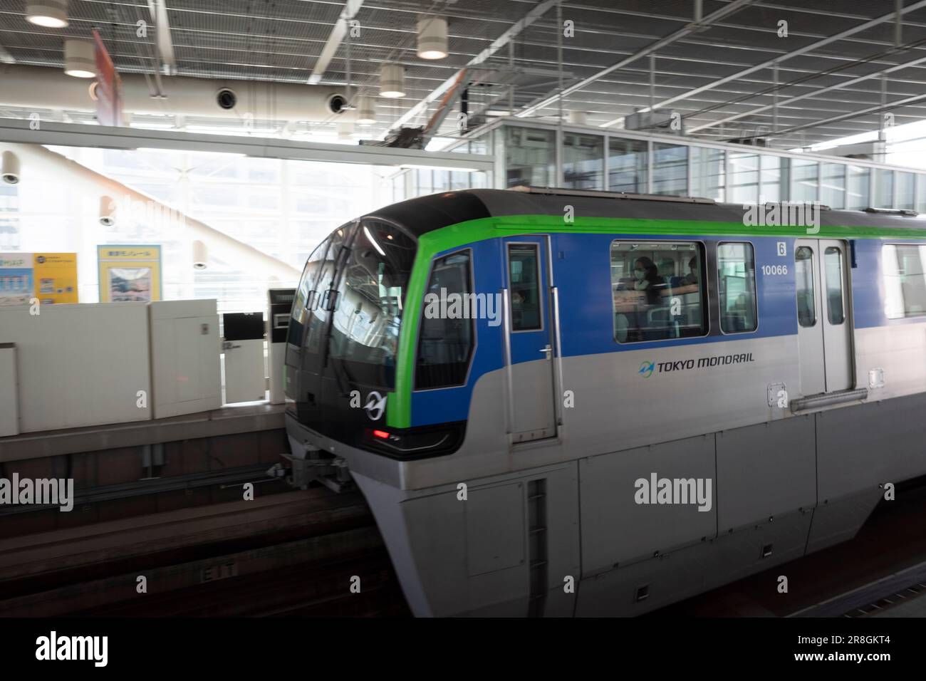 Tokio, Japan. 22. März 2023. Pendler, Touristen und Fluggäste fahren gleichermaßen mit der Tokyo Monorail vom Flughafen Haneda nach HamamatsuchÅ. Die Tokyo Monorail (æ±ä°¬ãƒ¢ãƒŽãƒ¬ãƒ¼ãƒ«) ist eine 17,8 Kilometer lange 11,1 Monorail-Linie mit gespreiztem Balken in Tokio, Japan. Es handelt sich um eine Flughafenbahnverbindung, die den internationalen Flughafen Tokio mit den Bezirken ÅŒta, Shinagawa und Minato verbindet. Die Strecke verfügt über 11 Stationen und wird mit einer Durchschnittsgeschwindigkeit von 45 km/h (28 mph) betrieben. Die Tokyo Monorail ist eine beliebte Art, zum und vom Flughafen Haneda zu gelangen, und bietet einen atemberaubenden Blick auf die Stadt. Die Linie ist vollständig autom Stockfoto