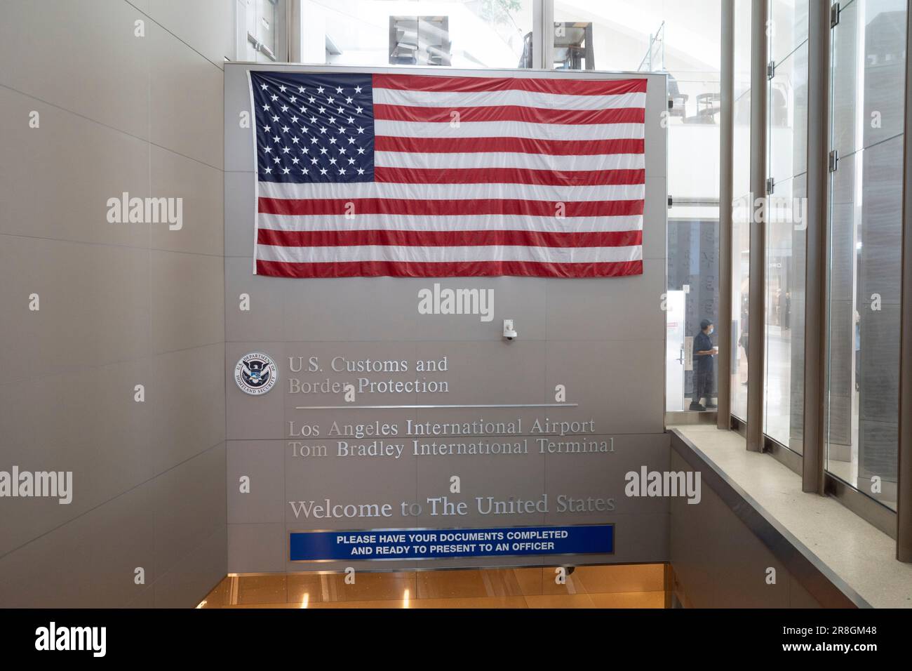 Los Angeles, Kalifornien, USA. 23. März 2023. Die USA Zoll und Grenzschutz Internationaler Flughafen Los Angeles Tom Bradley International Terminal, Einreisekontrolle und Zollkontrolle für Reisende, die aus dem Ausland in die Vereinigten Staaten von Amerika eintreffen. Mit dem Global Entry Program können vorab überprüfte amerikanische Staatsbürger lange Warteschlangen an den Eingangshäfen umgehen. (Kreditbild: © Taidgh Barron/ZUMA Press Wire) NUR REDAKTIONELLE VERWENDUNG! Nicht für den kommerziellen GEBRAUCH! Stockfoto