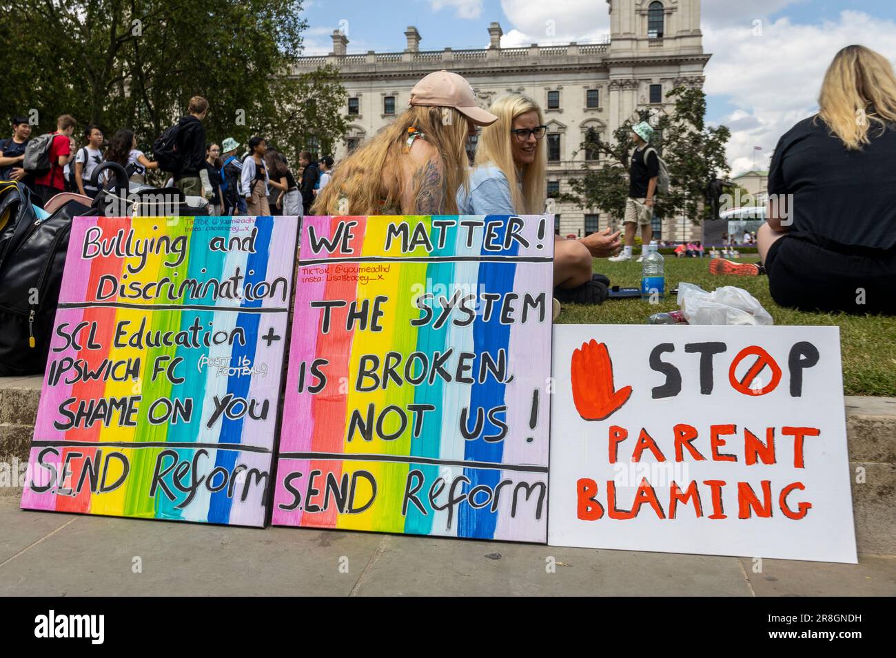 London, Großbritannien. 21. Juni 2023. Eltern und Familienangehörige von Education4All23 und S.E.N.D Reform England veranstalten eine ruhige Demonstration in den Parliament Square Gardens und fordern eine umfassende Überarbeitung des BILDUNGSSYSTEMS DER SENDEANSTALT. Heute schließen sie sich in ihrem Streben nach Veränderung zusammen und drängen die Zentralregierung, sich den dringenden Anliegen im Zusammenhang mit besonderen Bildungsbedürfnissen zu widmen. Die friedliche Versammlung der Demonstranten verstärkt ihre kollektive Stimme und strebt eine gerechte und inklusive Bildung für alle Schüler an. Kredit: Sinai Noor/Alamy Live News Stockfoto