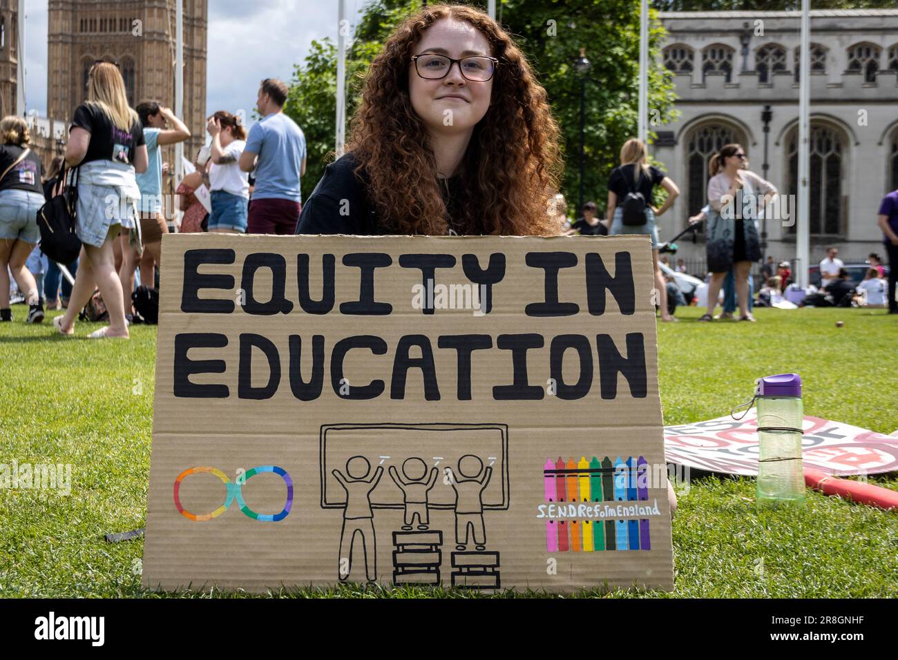 London, Großbritannien. 21. Juni 2023. Eltern und Familienangehörige von Education4All23 und S.E.N.D Reform England veranstalten eine ruhige Demonstration in den Parliament Square Gardens und fordern eine umfassende Überarbeitung des BILDUNGSSYSTEMS DER SENDEANSTALT. Heute schließen sie sich in ihrem Streben nach Veränderung zusammen und drängen die Zentralregierung, sich den dringenden Anliegen im Zusammenhang mit besonderen Bildungsbedürfnissen zu widmen. Die friedliche Versammlung der Demonstranten verstärkt ihre kollektive Stimme und strebt eine gerechte und inklusive Bildung für alle Schüler an. Kredit: Sinai Noor/Alamy Live News Stockfoto