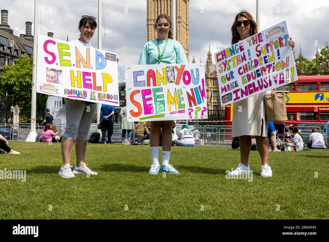 London, Großbritannien. 21. Juni 2023. Eltern und Familienangehörige von Education4All23 und S.E.N.D Reform England veranstalten eine ruhige Demonstration in den Parliament Square Gardens und fordern eine umfassende Überarbeitung des BILDUNGSSYSTEMS DER SENDEANSTALT. Heute schließen sie sich in ihrem Streben nach Veränderung zusammen und drängen die Zentralregierung, sich den dringenden Anliegen im Zusammenhang mit besonderen Bildungsbedürfnissen zu widmen. Die friedliche Versammlung der Demonstranten verstärkt ihre kollektive Stimme und strebt eine gerechte und inklusive Bildung für alle Schüler an. Kredit: Sinai Noor/Alamy Live News Stockfoto