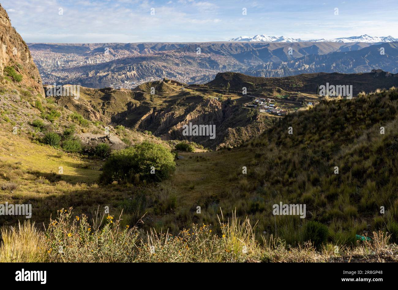 Blick vom beeindruckenden Wahrzeichen Muela del Diablo hinunter in das Tal mit der höchsten Hauptstadt und pulsierenden Stadt La Paz und El Alto in Bolivien Stockfoto