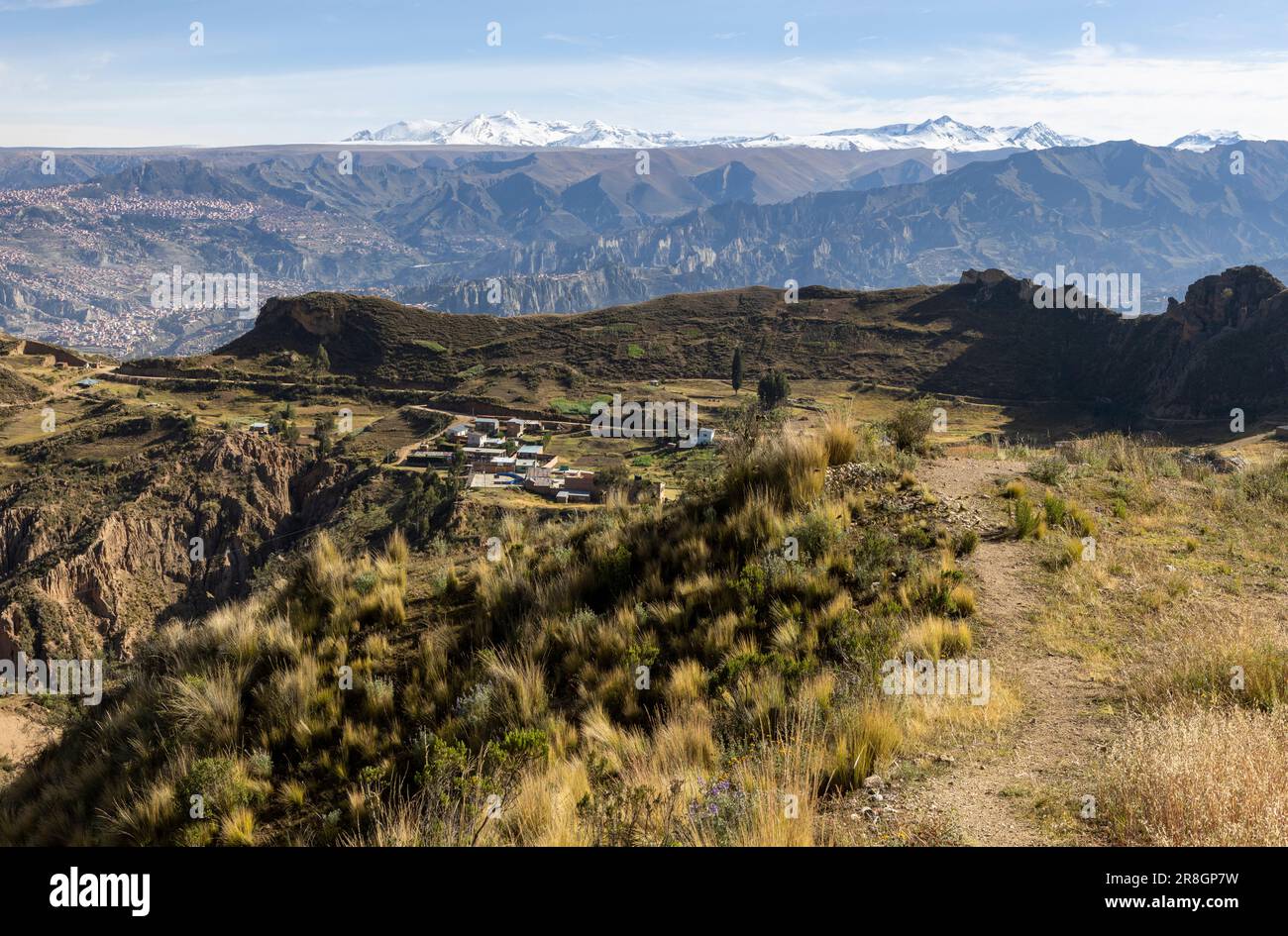 Malerische Landschaft am Aussichtspunkt Muela del Diablo und die Berge rund um die höchste Hauptstadt und pulsierende Stadt La Paz und El Alto in Bolivien Stockfoto