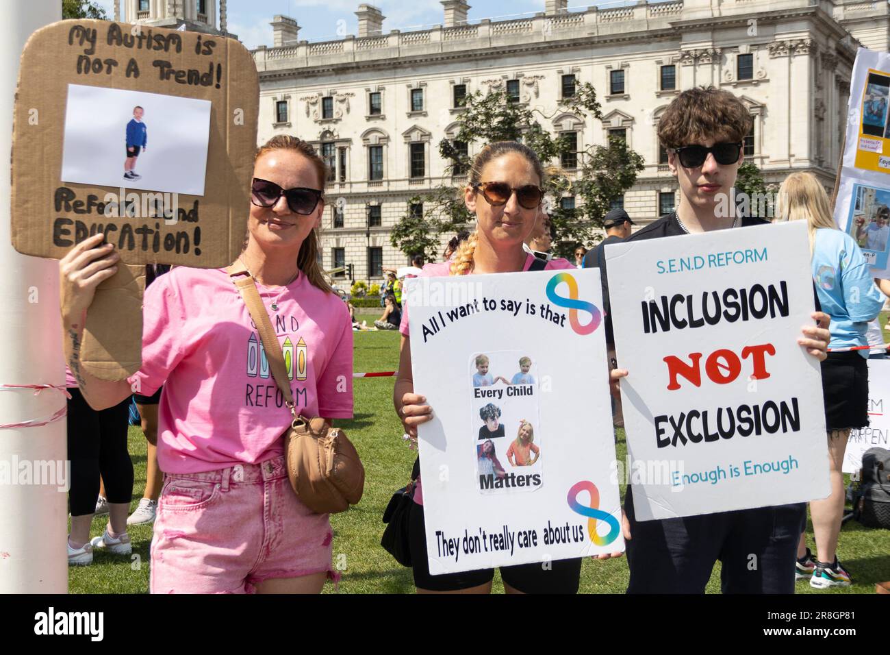 London, Großbritannien. 21. Juni 2023. Eltern und Familienangehörige von Education4All23 und S.E.N.D Reform England veranstalten eine ruhige Demonstration in den Parliament Square Gardens und fordern eine umfassende Überarbeitung des BILDUNGSSYSTEMS DER SENDEANSTALT. Heute schließen sie sich in ihrem Streben nach Veränderung zusammen und drängen die Zentralregierung, sich den dringenden Anliegen im Zusammenhang mit besonderen Bildungsbedürfnissen zu widmen. Die friedliche Versammlung der Demonstranten verstärkt ihre kollektive Stimme und strebt eine gerechte und inklusive Bildung für alle Schüler an. Kredit: Sinai Noor/Alamy Live News Stockfoto