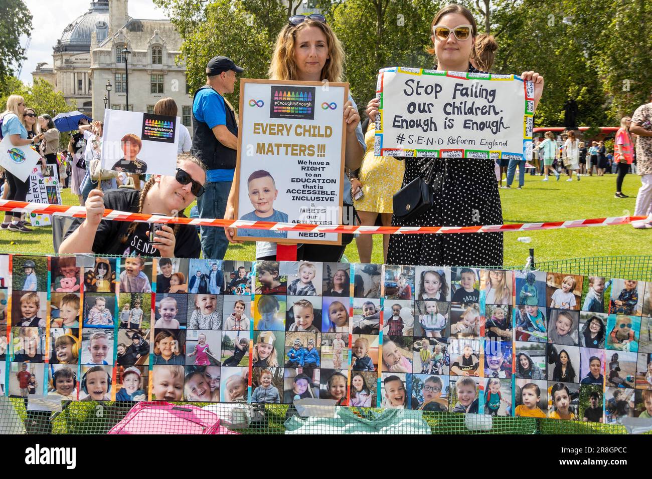 London, Großbritannien. 21. Juni 2023. Eltern und Familienangehörige von Education4All23 und S.E.N.D Reform England veranstalten eine ruhige Demonstration in den Parliament Square Gardens und fordern eine umfassende Überarbeitung des BILDUNGSSYSTEMS DER SENDEANSTALT. Heute schließen sie sich in ihrem Streben nach Veränderung zusammen und drängen die Zentralregierung, sich den dringenden Anliegen im Zusammenhang mit besonderen Bildungsbedürfnissen zu widmen. Die friedliche Versammlung der Demonstranten verstärkt ihre kollektive Stimme und strebt eine gerechte und inklusive Bildung für alle Schüler an. Kredit: Sinai Noor/Alamy Live News Stockfoto