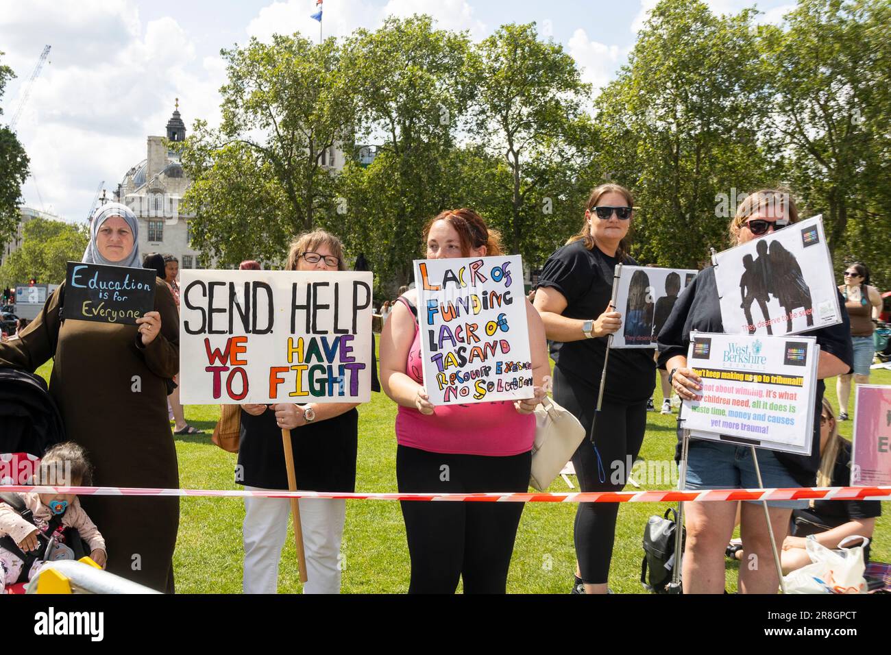 London, Großbritannien. 21. Juni 2023. Eltern und Familienangehörige von Education4All23 und S.E.N.D Reform England veranstalten eine ruhige Demonstration in den Parliament Square Gardens und fordern eine umfassende Überarbeitung des BILDUNGSSYSTEMS DER SENDEANSTALT. Heute schließen sie sich in ihrem Streben nach Veränderung zusammen und drängen die Zentralregierung, sich den dringenden Anliegen im Zusammenhang mit besonderen Bildungsbedürfnissen zu widmen. Die friedliche Versammlung der Demonstranten verstärkt ihre kollektive Stimme und strebt eine gerechte und inklusive Bildung für alle Schüler an. Kredit: Sinai Noor/Alamy Live News Stockfoto