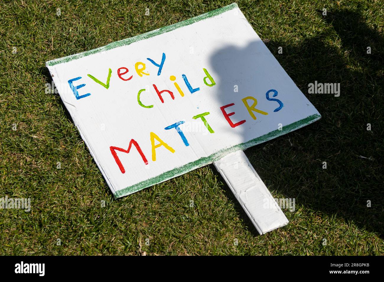 London, Großbritannien. 21. Juni 2023. Eltern und Familienangehörige von Education4All23 und S.E.N.D Reform England veranstalten eine ruhige Demonstration in den Parliament Square Gardens und fordern eine umfassende Überarbeitung des BILDUNGSSYSTEMS DER SENDEANSTALT. Heute schließen sie sich in ihrem Streben nach Veränderung zusammen und drängen die Zentralregierung, sich den dringenden Anliegen im Zusammenhang mit besonderen Bildungsbedürfnissen zu widmen. Die friedliche Versammlung der Demonstranten verstärkt ihre kollektive Stimme und strebt eine gerechte und inklusive Bildung für alle Schüler an. Kredit: Sinai Noor/Alamy Live News Stockfoto