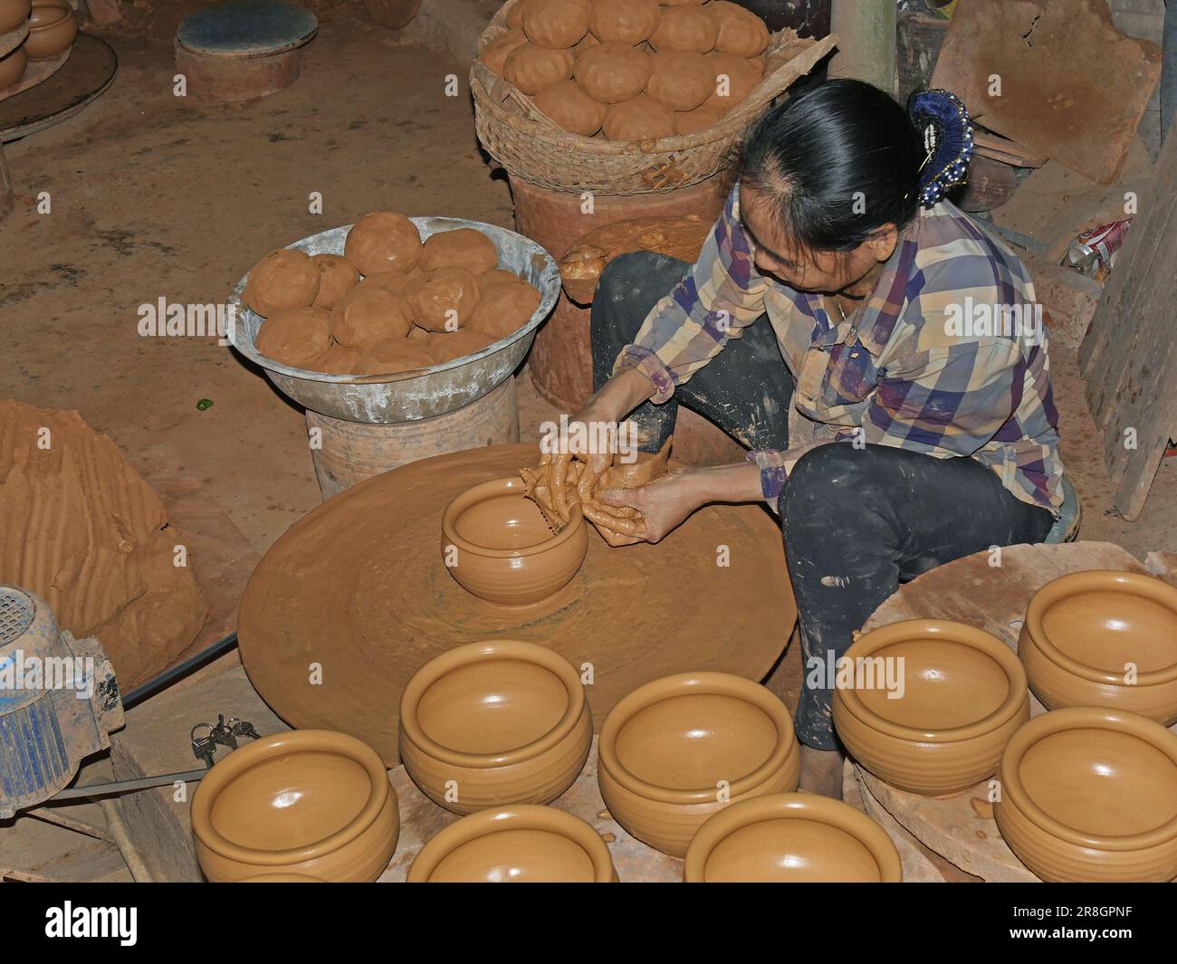 Hanoi Bezirk, Keramik mit Fuß angetrieben Rad, Vietnam Stockfoto