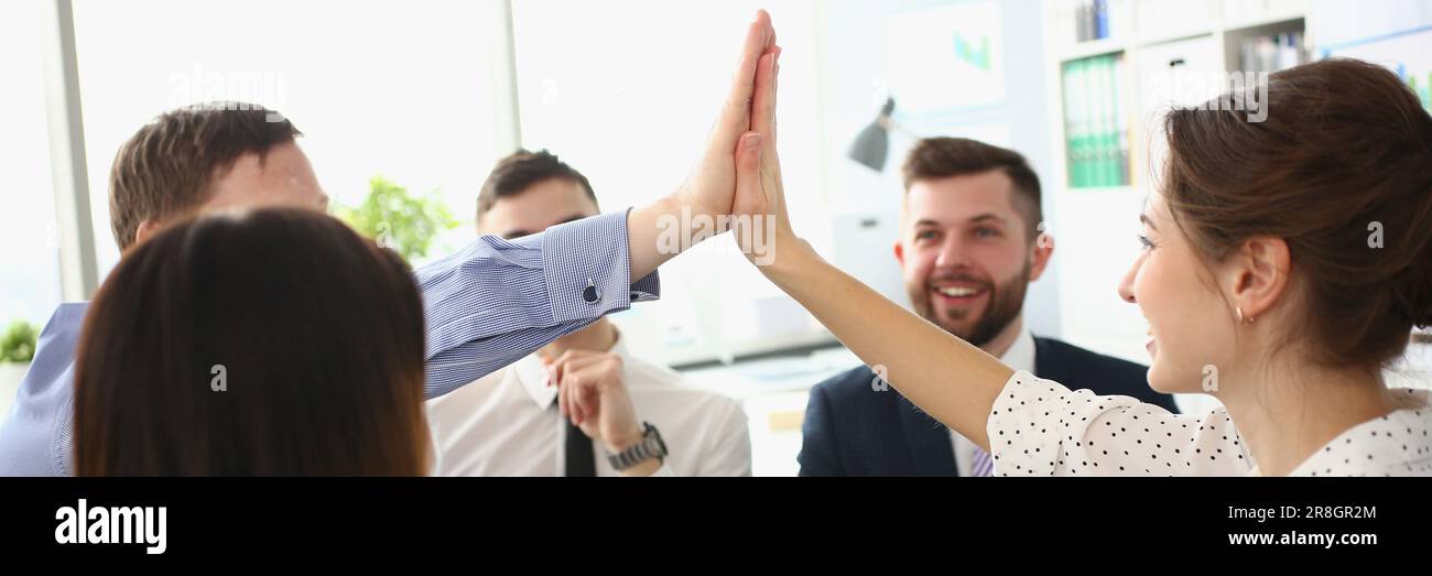 Enthusiastische Teamkollegen feiern gemeinsame Erfolge und Unternehmenserfolg Stockfoto