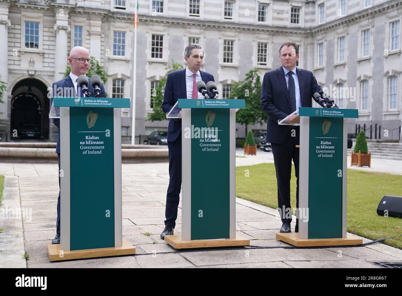 (Von links nach rechts) Gesundheitsminister Stephen Donnelly, Minister für Weiterbildung und höhere Bildung Simon Harris und Landwirtschaftsminister Charlie McConalogue auf einer Pressekonferenz in Regierungsgebäuden in Dublin, um Pläne zur Erhöhung der Zahl der Hochschulplätze in den Bereichen Veterinärmedizin und Gesundheitswesen zu skizzieren. Bilddatum: Mittwoch, 21. Juni 2023. Sehen Sie Pa Story IRISH HigherEducation. Stockfoto