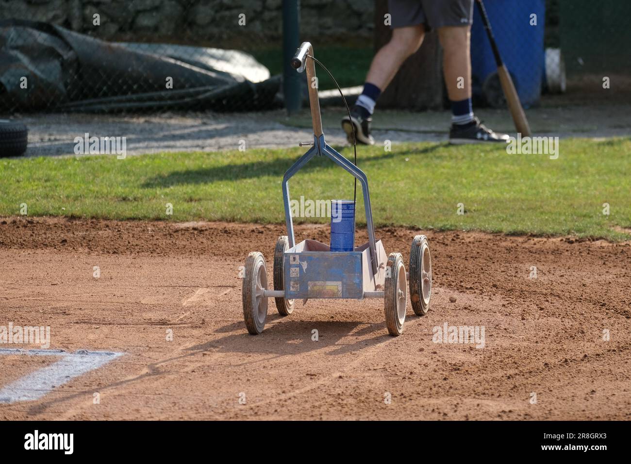 Eine Feldmarkierungsmaschine sitzt auf dem Boden bei einem Baseballspiel. Stockfoto