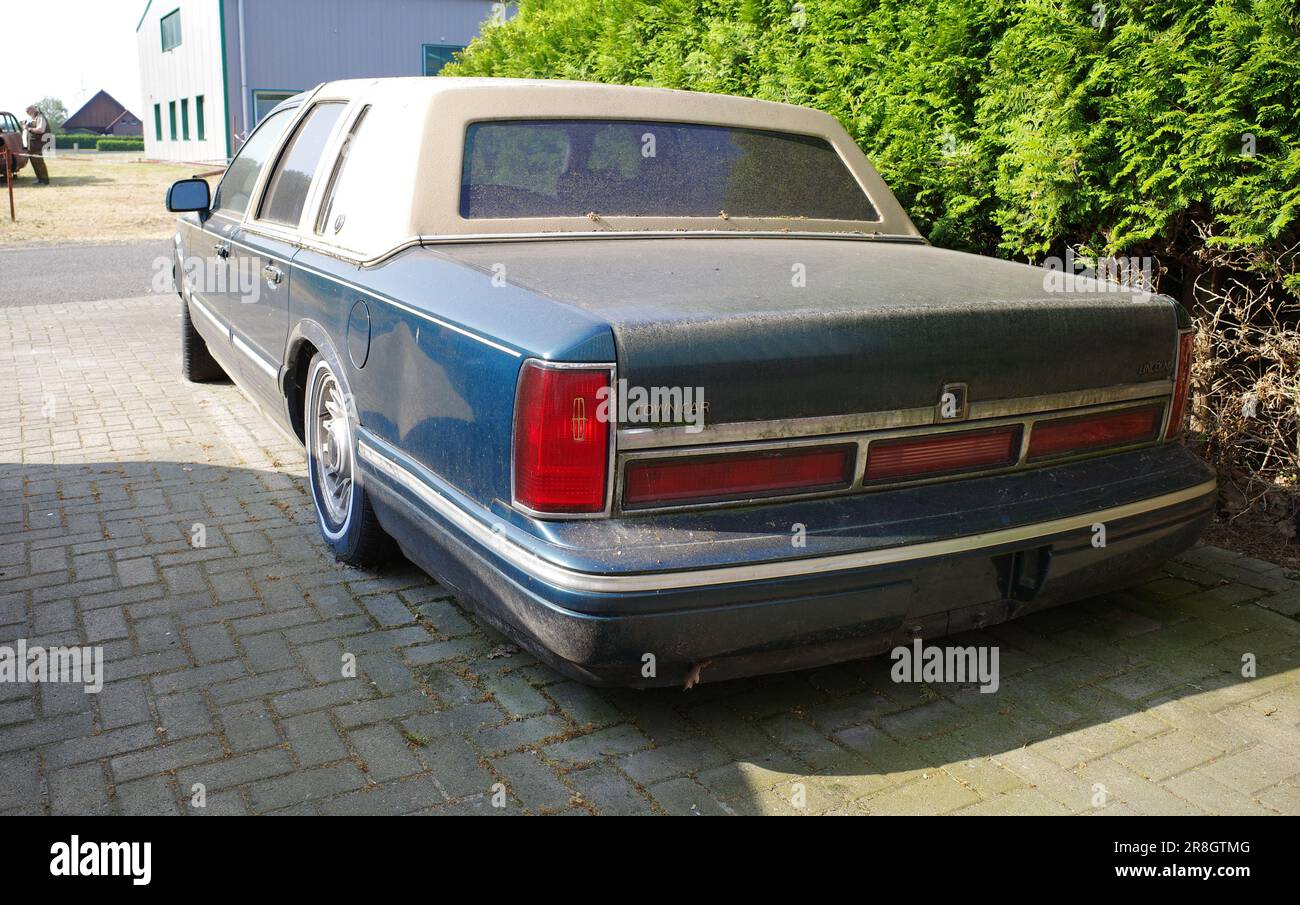 Neulehe, Deutschland - Juni 18 2023 Steht Ein schmutziges Auto der Lincoln Town Car Executive Series aus dem Jahr 1995. Stockfoto