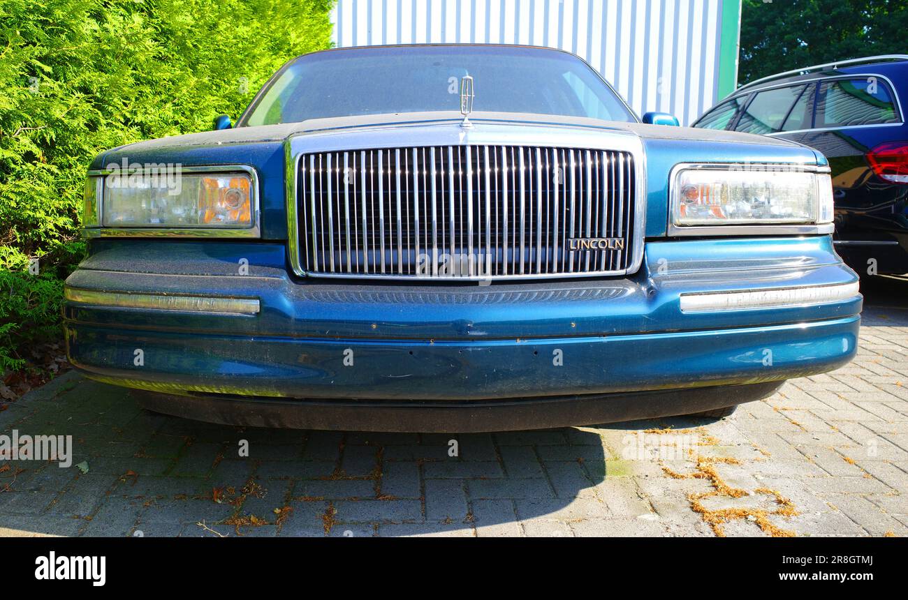 Neulehe, Deutschland - Juni 18 2023 Steht Ein schmutziges Auto der Lincoln Town Car Executive Series aus dem Jahr 1995. Stockfoto