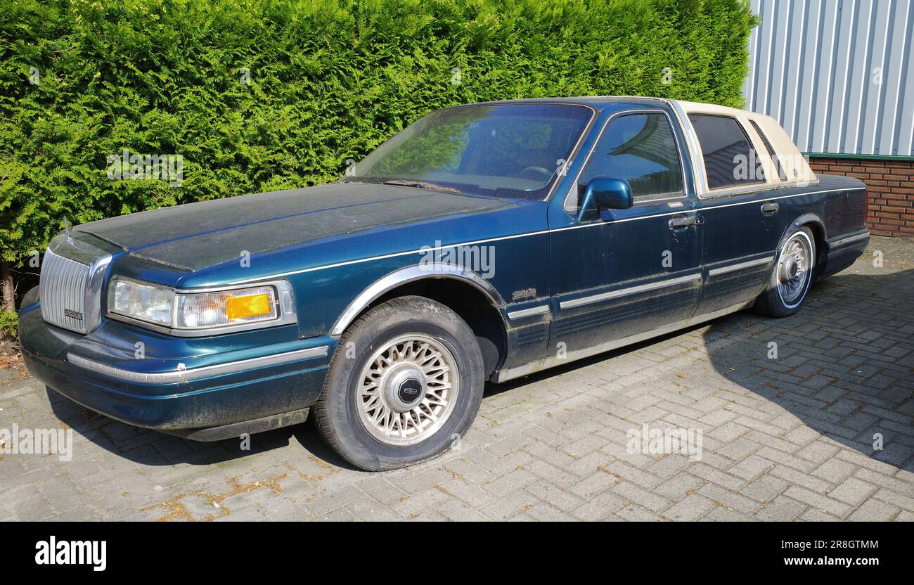 Neulehe, Deutschland - Juni 18 2023 Steht Ein schmutziges Auto der Lincoln Town Car Executive Series aus dem Jahr 1995. Stockfoto