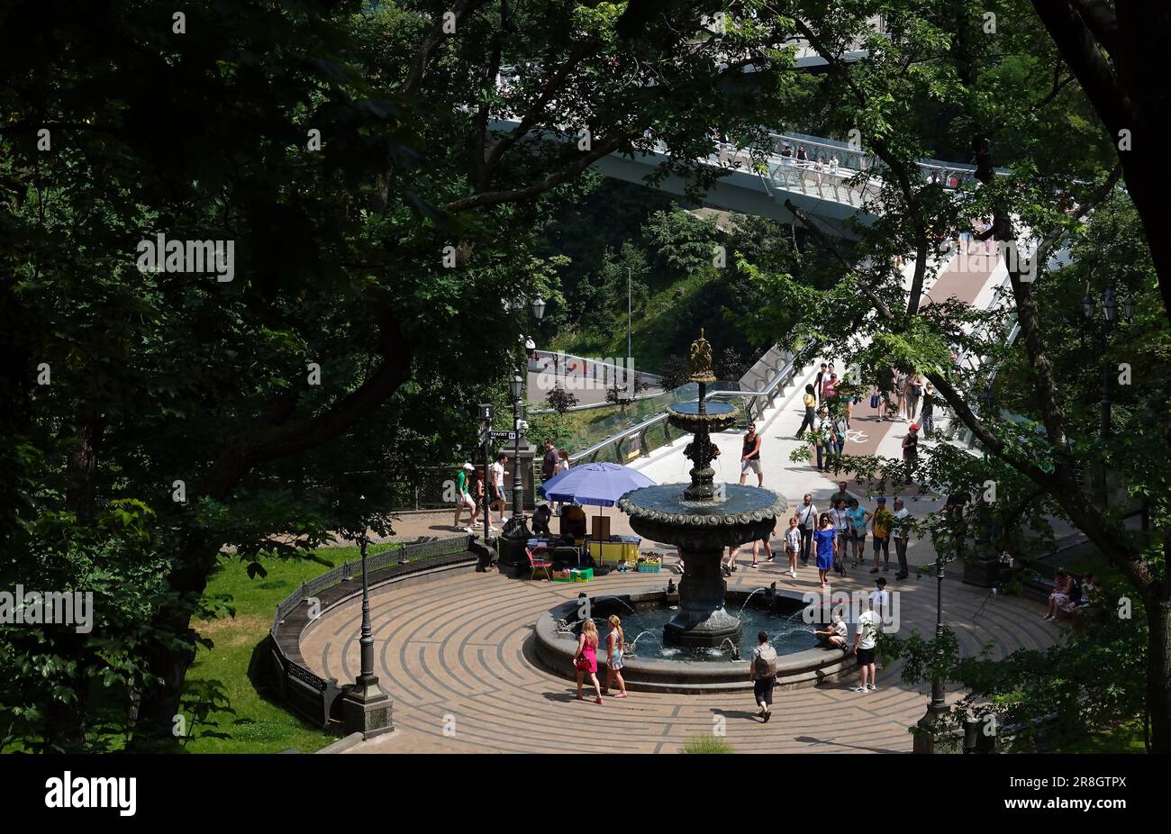 Kiew, Ukraine 17. Juni 2023: Brunnen neben der Fußgänger- und Fahrradbrücke im Stadtzentrum von Kiew Ukraine Stockfoto