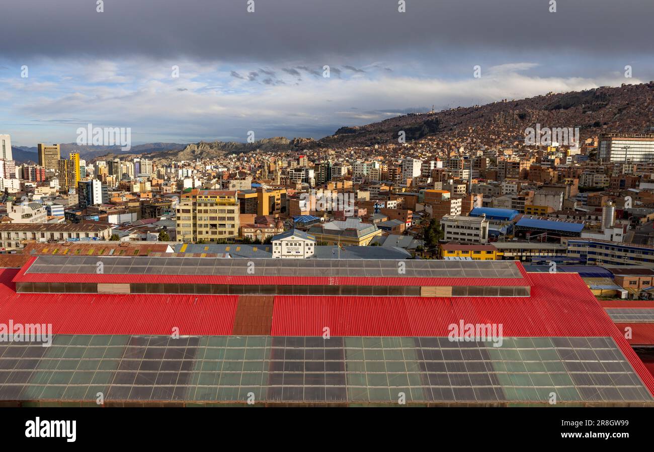 Blick auf die höchste Verwaltungshauptstadt, die Stadt La Paz in Bolivien - Reisen und Erkunden Südamerikas Stockfoto