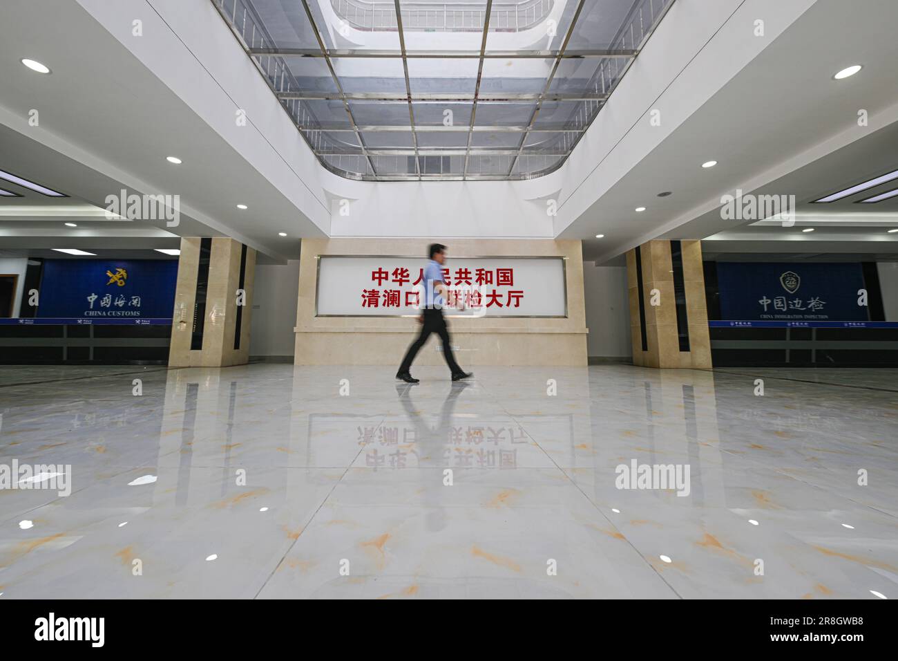 (230621) -- WENCHANG, 21. Juni 2023 (Xinhua) -- Dieses Foto zeigt eine Inspektionshalle des unabhängigen Zollprojekts im Qinglan Hafen von Wenchang, Südchina Provinz Hainan, 20. Juni 2023. Der Bau der erforderlichen Infrastrukturen wurde im Rahmen des unabhängigen Zollprojekts im Qinglan-Hafen von Wenchang abgeschlossen. Die ersten Projekte im Zusammenhang mit unabhängigen Zolltätigkeiten auf der gesamten Insel Hainan befinden sich in den Städten Haikou, Sanya, Wenchang, Dongfang und Chengmai. Hainan wird alle notwendigen Infrastrukturen für Independen fertigstellen Stockfoto