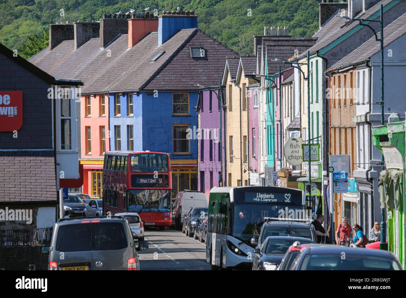 Farbenfroh bemalte Gebäude in der High Street, Llanberis, Gwynedd, Nordwales Stockfoto