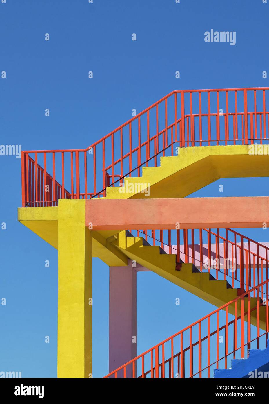 Abstrakte Sommerfarben. Farbenfrohe Treppen Gegen Blue Sky Stockfoto