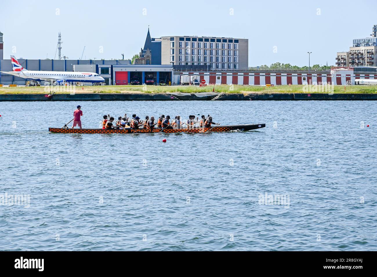 Training des thames Dragon Boat Clubs am Royal Albert Dock, London Stockfoto