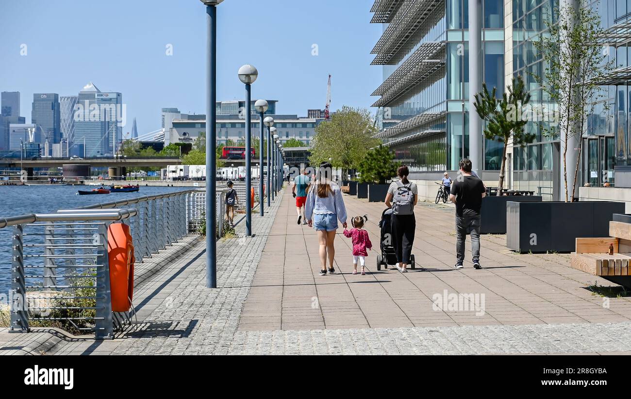 Ein Familienspaziergang am Royal Albert Quay an einem schönen Tag Stockfoto